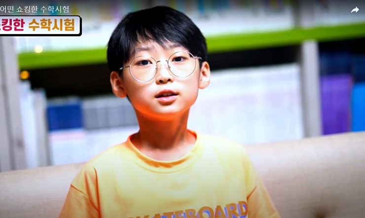 Cậu bé Baek Kang-hyeon trong một video đăng tải trên kênh Youtube của mình. Ảnh:&nbsp;Korea JoongAng Daily