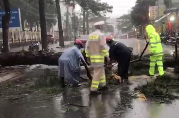 Lực lượng CSGT hỗ trợ phân luồng và dọn dẹp hiện trường. Ảnh: NH