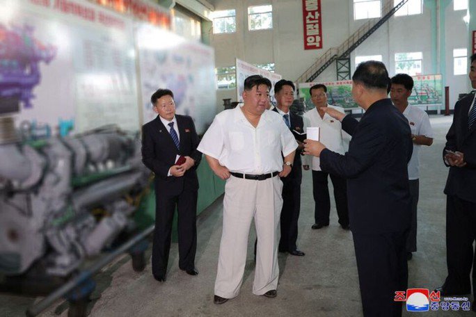 Nhà lãnh đạo Triều Tiên Kim Jong-un thị sát tổ hợp máy Pukjung và một nhà máy sản xuất vũ khí lớn tại một địa điểm không được tiết lộ - Ảnh: KCNA