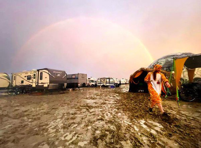Mưa lớn trong đêm biến sa mạc Nevada thành vũng bùn khổng lồ. Ảnh: LA Times