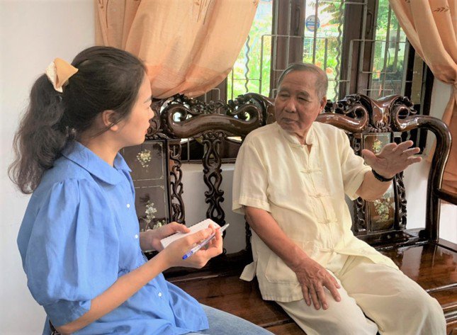 Tác giả đường cứu nạn trò chuyện cùng phóng viên Tiền Phong. Ảnh: T.T.