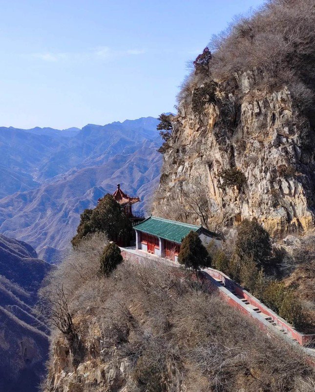 Quần thể núi Thánh Liên có diện tích 28 km2.