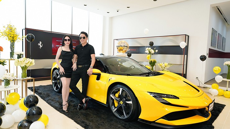 &#34;Vợ nhà người ta&#34; mua Ferrari SF90 Stradale hơn 40 tỷ đồng tặng sinh nhật chồng - 1
