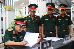 Tin tức trong ngày - Truy tặng Huân chương Dũng cảm cho trung tá cứu 2 người đuối nước