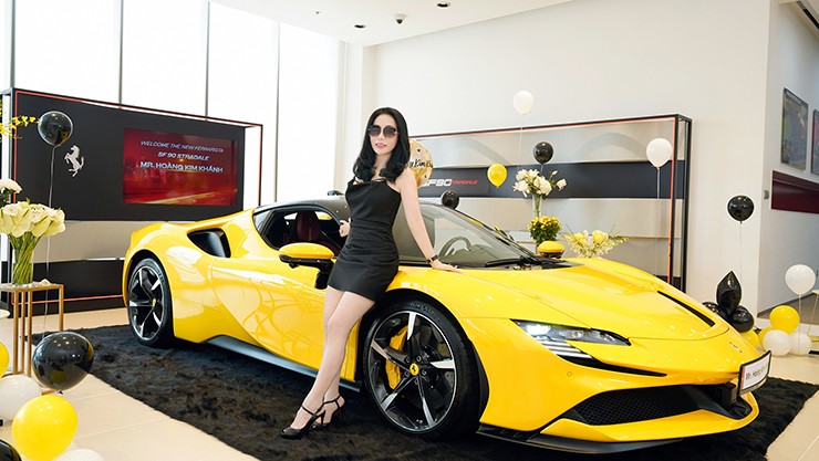 &#34;Vợ nhà người ta&#34; mua Ferrari SF90 Stradale hơn 40 tỷ đồng tặng sinh nhật chồng - 10