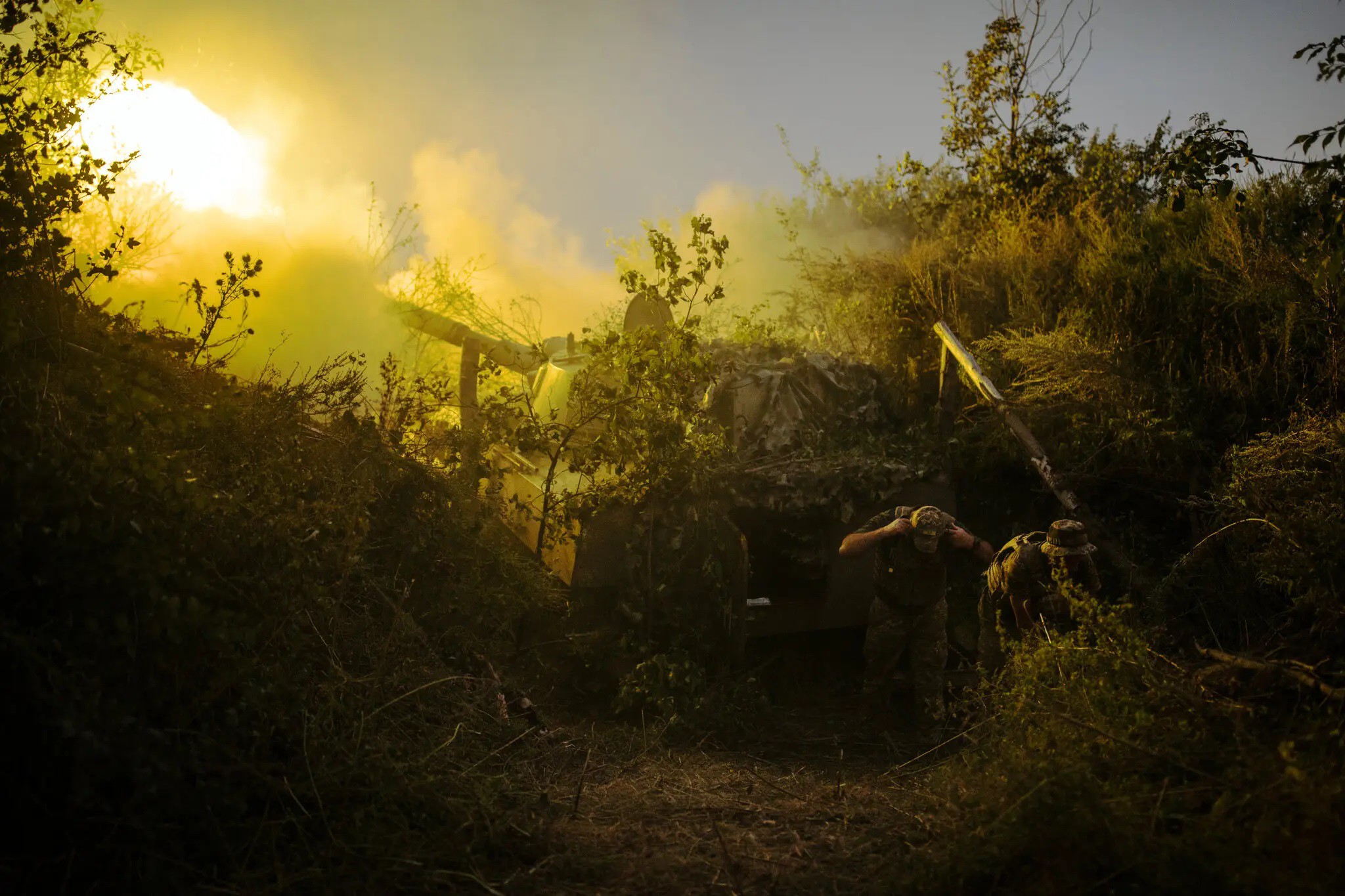 Binh sĩ Ukraine bắn pháo vào các mục tiêu ở miền đông. Ảnh: NYT