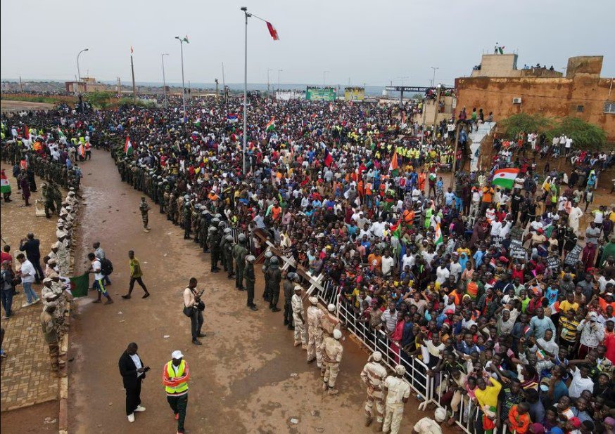 Hàng nghìn người biểu tình tập trung gần căn cứ quân sự có binh sĩ Pháp ở thủ đô Niamey, Niger, ngày 2/9. Ảnh: Reuters