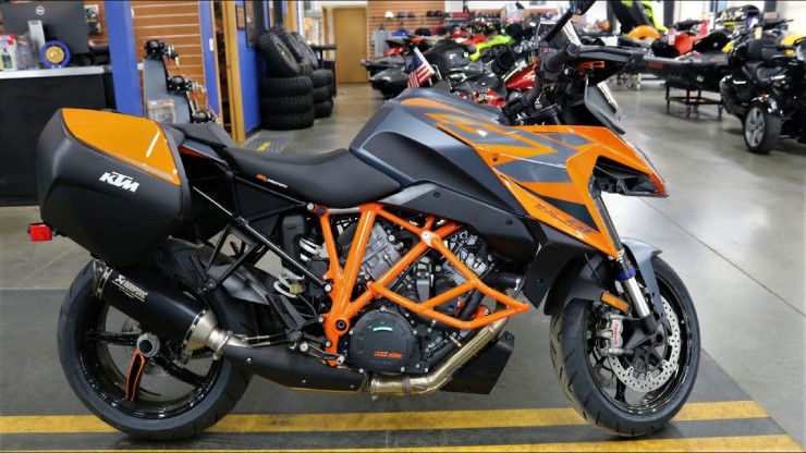 1. KTM 1290 Super Duke GT là dòng mô tô thể thao kiểu chồm lỡ, có trang bị phụ kiện để chạy đường trường, đạt vận tốc tối đa 187 mph (300,9 km/h) nhờ trang bị động cơ mạnh mẽ 1301cc, đạt công suất tối đa 171 mã lực.&nbsp;