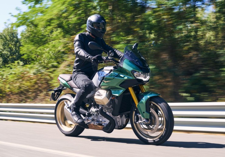 9. Moto Guzzi V100 Mandello ngoại hình đẹp, hiện đại, ngồi lái thoải mái, sở hữu động cơ 1042cc, cho công suất tối đa 113 mã lực và vận tốc cực đại 135 mph (217,26 km/h).&nbsp;