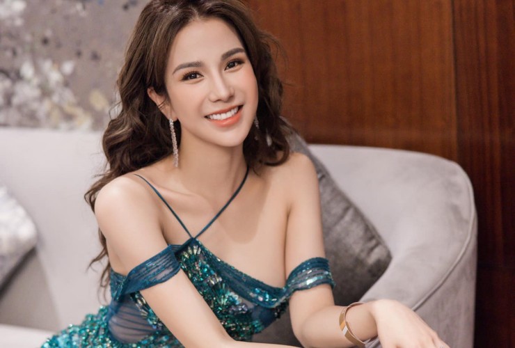 Diệp Lâm Anh và Nghiêm Đức là hai cái tên nhận được chú ý của công chúng trong thời gian qua bởi ồn ào ly hôn.&nbsp;Sau khi "đường ai nấy đi", Diệp Lâm Anh tái xuất showbiz, hoạt động sôi nổi, chăm chỉ tham gia các sự kiện giải trí.
