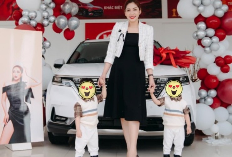 Cùng lúc đó, Đặng Thu Thảo tậu xe hơi mới.
