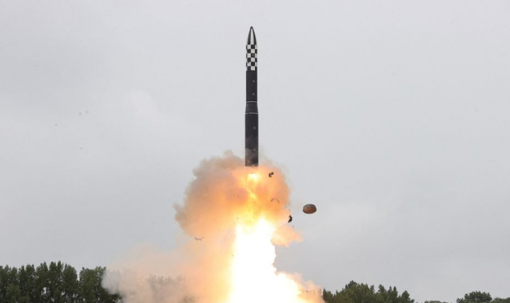 Tên lửa đạn đạo liên lục địa Hwasong-18 của Triều Tiên được phóng vào ngày 12-7. Ảnh: KCNA/REUTERS