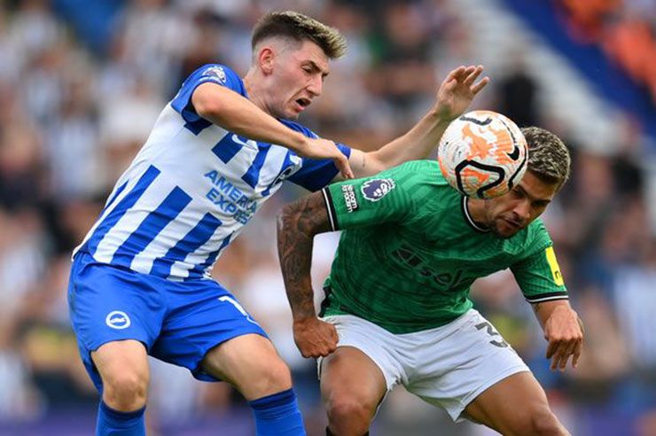 Billy Gilmour (trái), hàng thải của Chelsea, lại đang đá hay ở Brighton trong khi Caicedo là một thảm họa ở 2 trận đầu tại Stamford Bridge