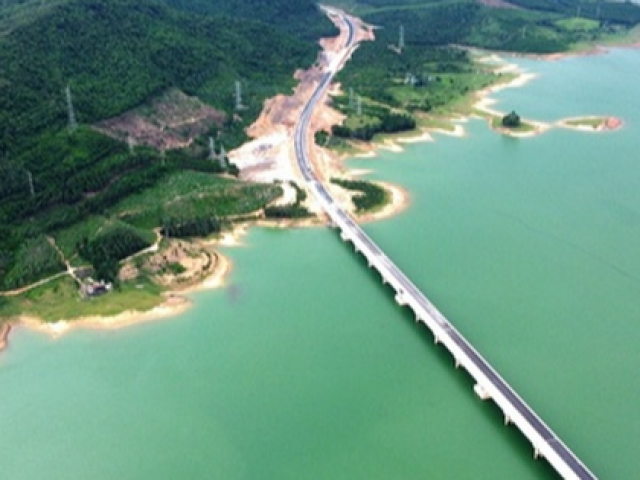 CLIP: Ngắm cầu vượt hồ dài nhất tuyến cao tốc Bắc - Nam trước ngày thông xe
