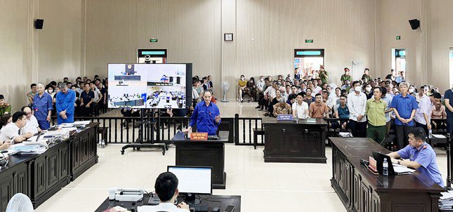 Phiên tòa xét xử nguyên Chủ tịch UBND huyện Yên Phong Nguyễn Thế Nghĩa và cán bộ UBND huyện Yên Phong và UBND thị trấn Chờ.