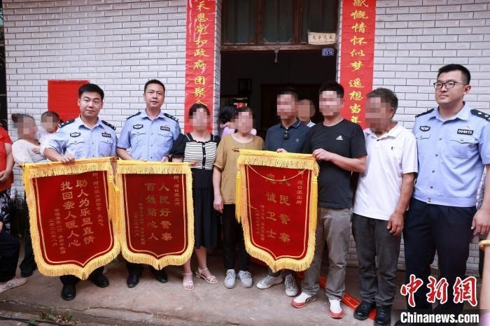 Gia đình bà Tống đón con trai cả về. Ảnh: Chinanews.