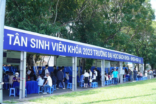 Tân sinh viên trường ĐH Bách khoa (ĐHQG TP. HCM) được hướng dẫn kỹ càng khi nhập học.