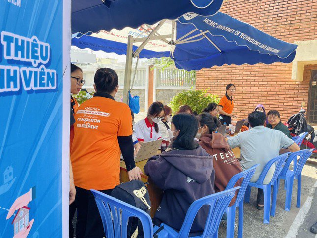 Trường ĐH Sư phạm Kỹ thuật TP. HCM đã ra quân đội hình nhà trọ nhằm hỗ trợ tân sinh viên.