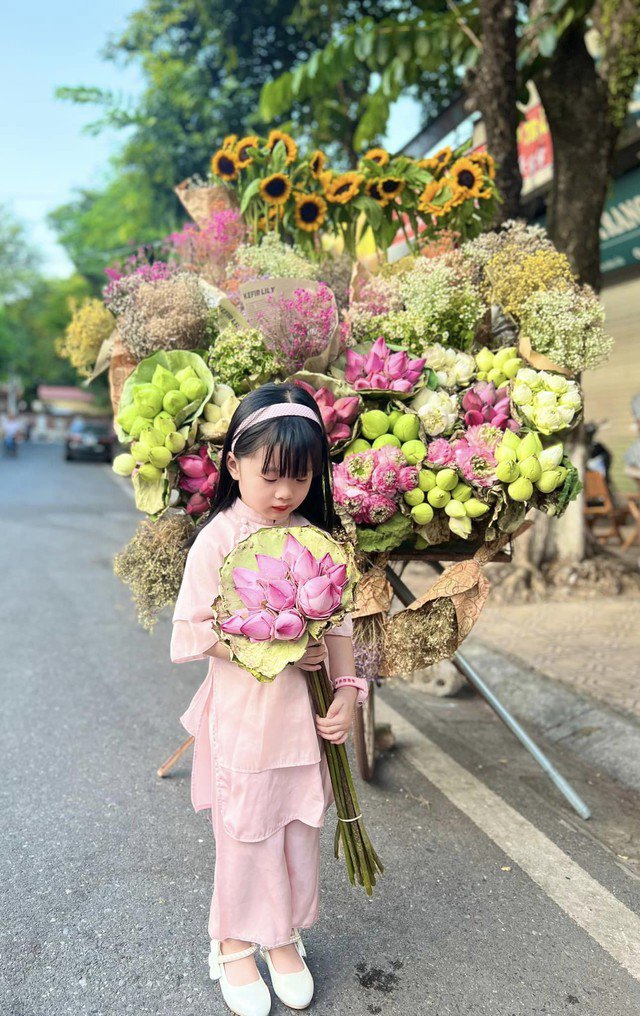 Chỉ cần dừng bước, tạo những dáng vẻ nhẹ nhàng hoặc một nụ cười thật xinh là đã có ngay một tấm ảnh mùa thu ở Hà Nam mang không khí của mùa thu Hà Nội