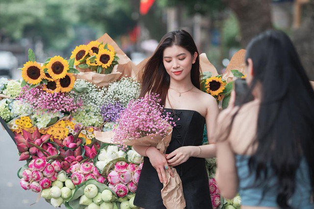 Hình ảnh xe hoa ở Hà Nội đã xuất hiện từ lâu đời, tuy nhiên với Hà Nam đây là lần đầu tiên các bạn trẻ có cơ hội "bắt trend" ngay tại quê nhà mà không cần phải đi đâu xa