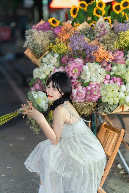 Những bó hoa sen, hoa hướng dương,.. tạo điểm nhấn cho bức ảnh