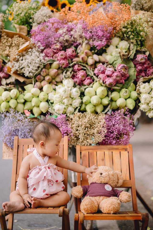 Các em bé cũng được bố mẹ đưa đi chụp ảnh mùa thu để lưu giữ những khoảnh khắc hồn nhiên nhất