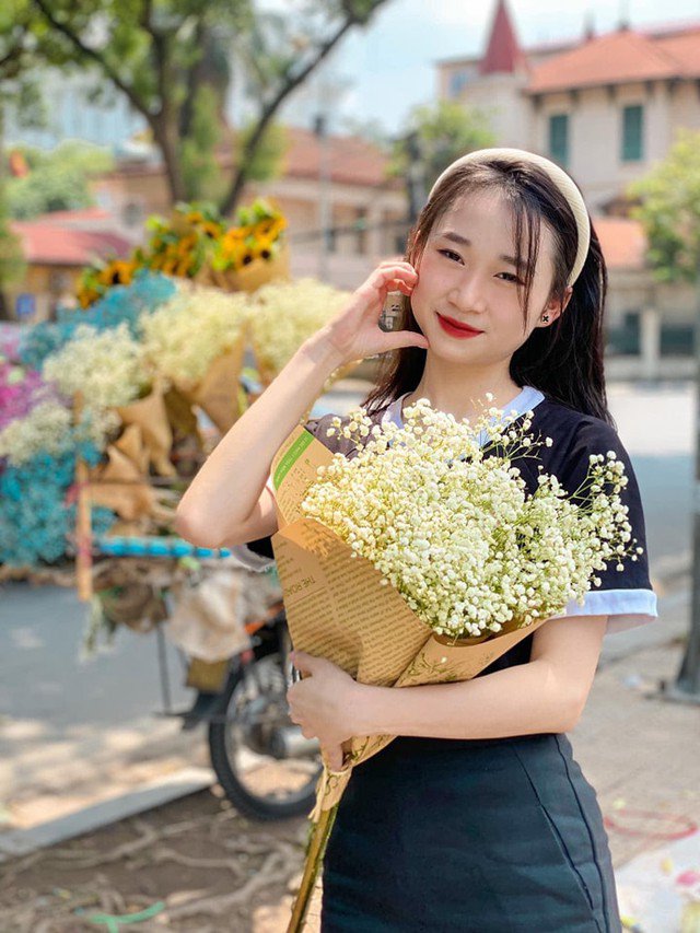 Những xe hoa chở đầy ắp không khí mùa thu Hà Nam khiến các bạn trẻ không ngừng dừng chân và check in với khung cảnh bình dị nhưng đầy lãng mạn này.