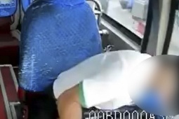 Tin tức trong ngày - Clip: Tài xế lái xe khách bị đột quỵ nhưng vẫn dừng xe an toàn cho khách