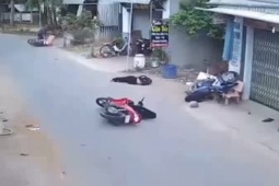 Tin tức trong ngày - Clip: Phóng xe máy ôm cua như tay đua, "quét trụ" 2 xe ngược chiều, tài xế gây họa kinh hoàng