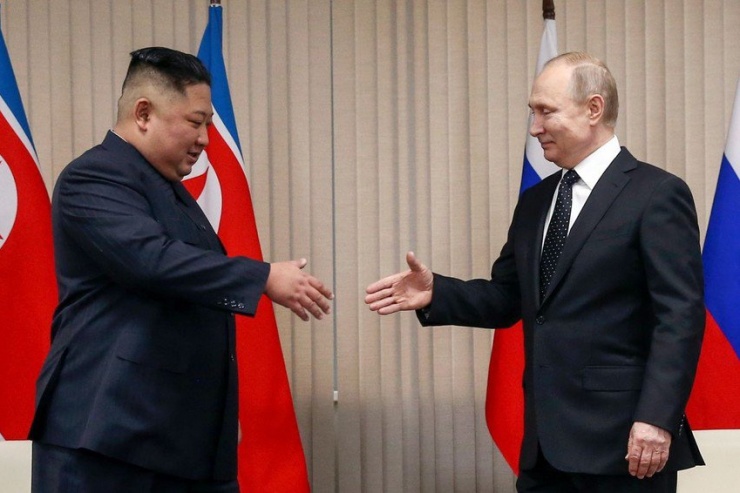 Lãnh đạo Triều Tiên Kim Jong-un (trái) và Tổng thống Nga Vladimir Putin trong cuộc gặp tại Đại học Liên bang Viễn Đông (Nga) hồi năm 2019. Ảnh: Valery Sharifulin/TASS