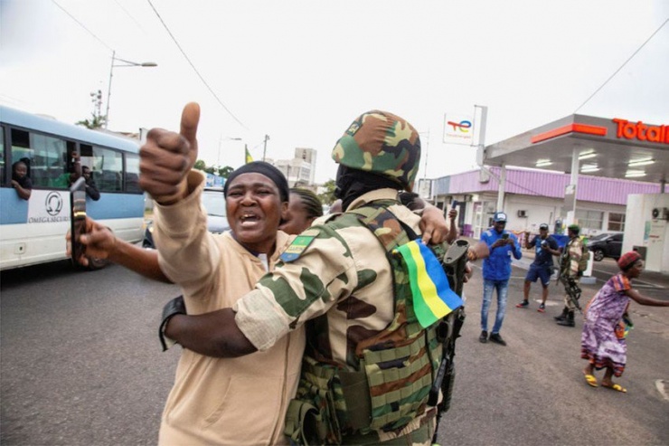 Người dân và binh sĩ xuống đường ăn mừng sự kiện đảo chính quân sự trên đường phố cảng Port-Gentil (Gabon) ngày 30-8. Ảnh: REUTERS