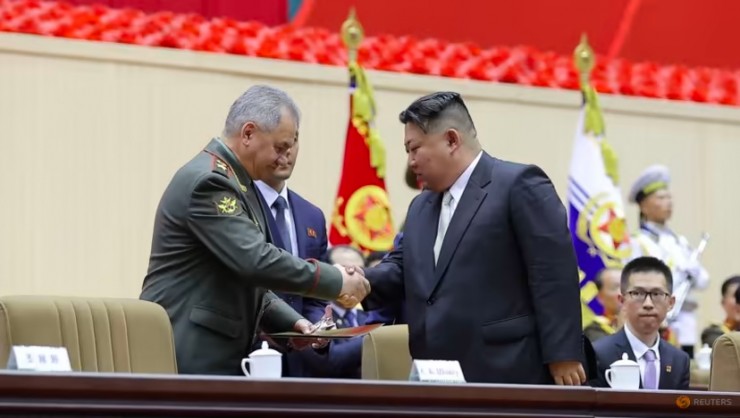 Bộ trưởng Quốc phòng Nga Sergei Shoigu (trái) bắt tay nhà lãnh đạo Triều Tiên Kim Jong-un hồi tháng 7. Ảnh: KCNA