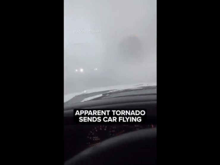 Clip: Kinh hãi cảnh ô tô bị lốc xoáy nhấc dựng đứng trên đường