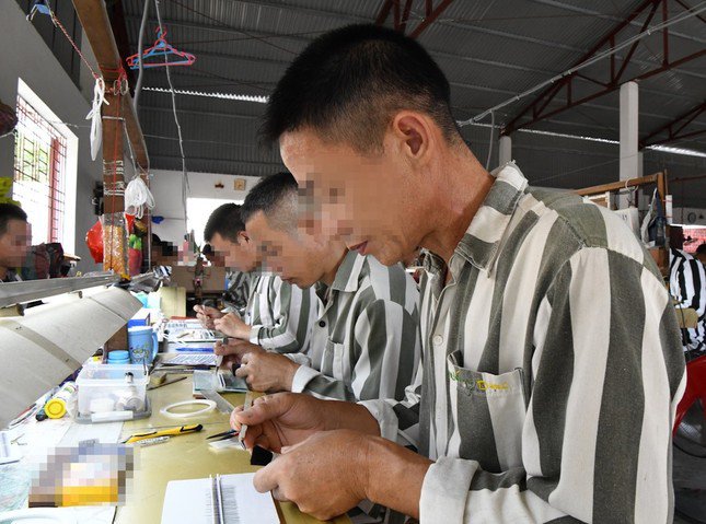 Phạm nhân Đ.Đ.Q. chấp hành án tại trại giam. Ảnh T.H