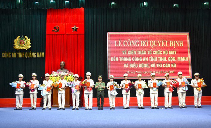 Thiếu tướng Nguyễn Đức Dũng, Bí thư Đảng ủy, Giám đốc Công an tỉnh Quảng Nam trao quyết định điều động, bố trí lãnh đạo, chỉ huy, cán bộ, chiến sĩ. Ảnh: Công an Quảng Nam
