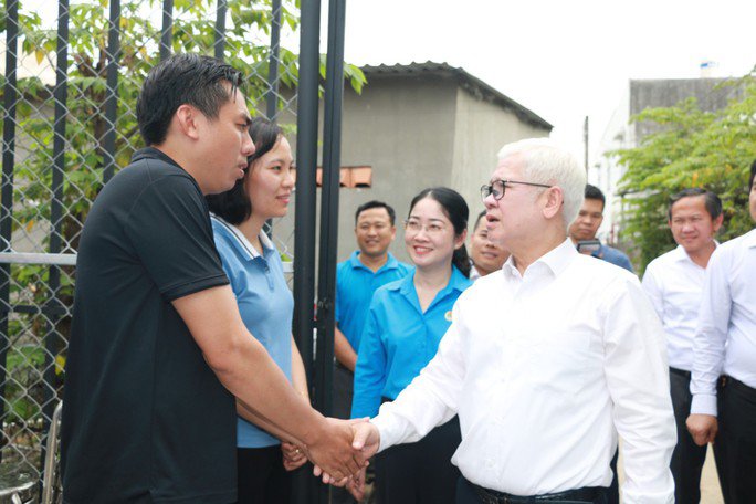 Ông Nguyễn Văn Lợi chúc mừng vợ chồng chị Huyền có nhà mới