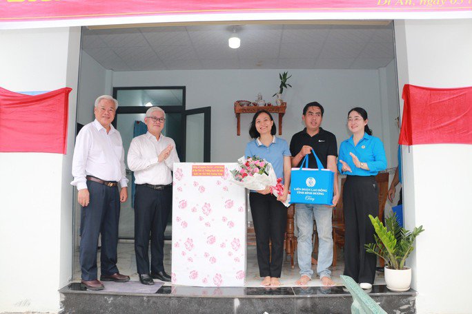 Ông Nguyễn Văn Lợi cùng lãnh đạo Thành ủy Dĩ An và LĐLĐ tỉnh Bình Dương tặng quà và chúc mừng vợ chồng chị Huyền về nhà mới