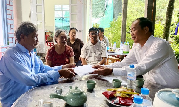 Lãnh&nbsp;đạo Công ty&nbsp;Điện lực Phú Yên&nbsp;động viên, chia sẻ nỗi&nbsp;đau gia&nbsp;đình&nbsp;ông Bùi Quốc Cường.