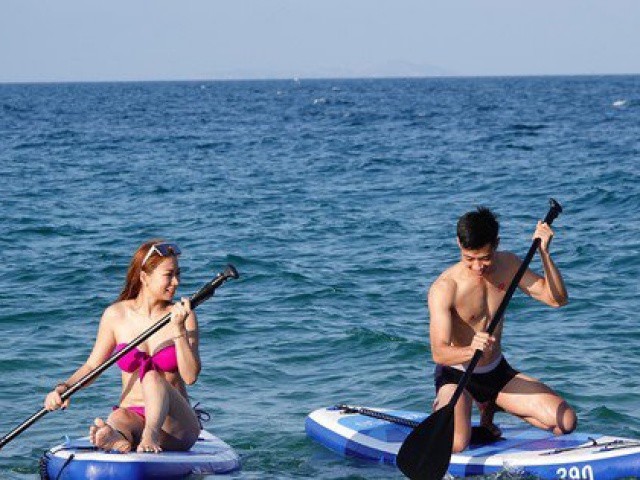 Chèo SUP ngắm cảnh cực 'chill' trên biển Nha Trang