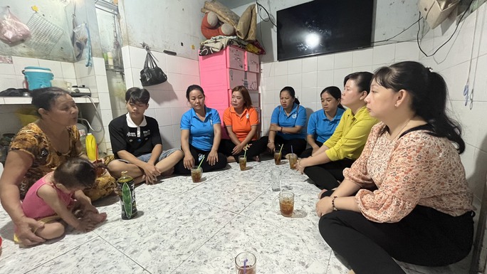 Hội LHPN tới thăm hỏi, động viên gia đình bà L tại nhà trọ