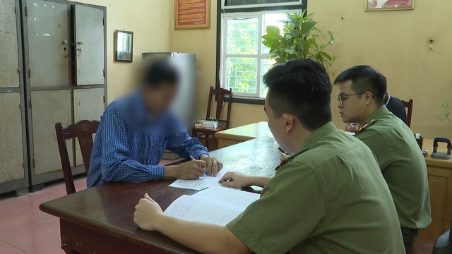 Một trong ba đối tượng tại cơ quan công an
