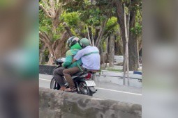 Clip: Phiên bản thắt dây an toàn trên xe máy chỉ có ở Việt Nam