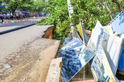 Tin tức trong ngày - Đường bất ngờ sụt lún 'nuốt chửng' cây xanh, trụ điện