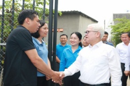 Tin tức trong ngày - Bí thư Tỉnh ủy Bình Dương dự lễ tân gia của vợ chồng công nhân xa quê