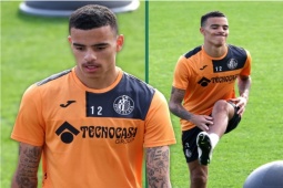 Bóng đá - Greenwood "gây sốt" trên sân tập: Dứt điểm ghi bàn cực mượt, fan trầm trồ