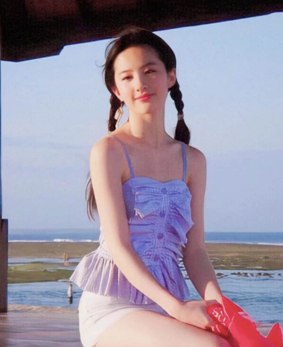 Hình ảnh Lưu Diệc Phi mặc quần short, áo 2 dây đi biển "gây sốt" trở lại.