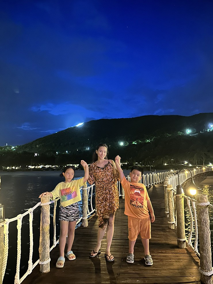 Trang Nhung khoe nhan sắc quyến rũ trong kỳ nghỉ lễ cùng gia đình - 3