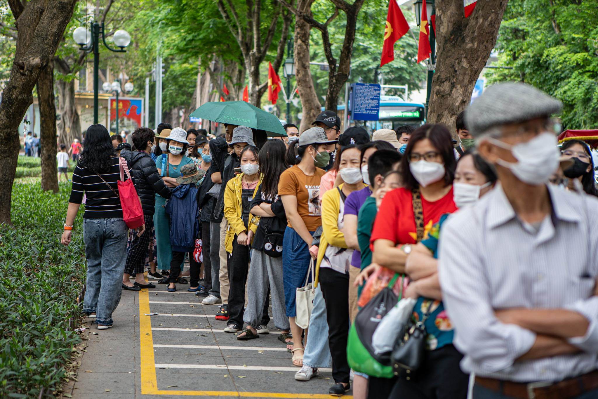 Hàng trăm du khách đã đổ về khu vực Nhà hát Lớn, xếp hàng dài, đợi đến lượt nhận vé đi xe buýt hai tầng. (Ảnh: M.N)