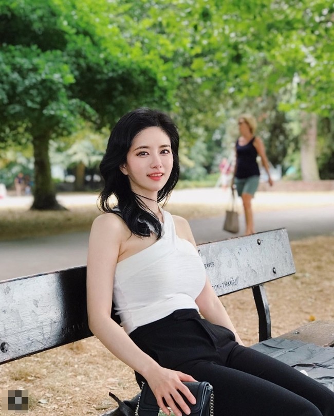 "MC không tuổi" có vòng 1 được khen "đẹp nhất Hàn Quốc", da trắng như ngọc - 10