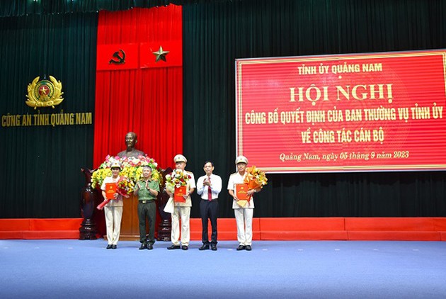 Đại tá Nguyễn Hà Lai (bìa phải) cùng thượng tá Phạm Văn Sơn và Nguyễn Thị Xuân Tiên nhận quyết định của Ban Thường vụ Tỉnh ủy Quảng Nam Ảnh: Công an Quảng Nam